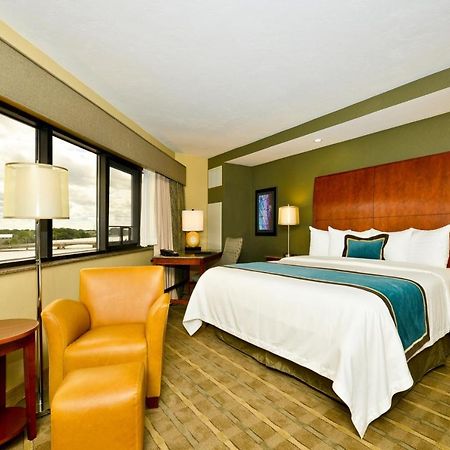 Oshkosh Waterfront Hotel & Convention Center Экстерьер фото