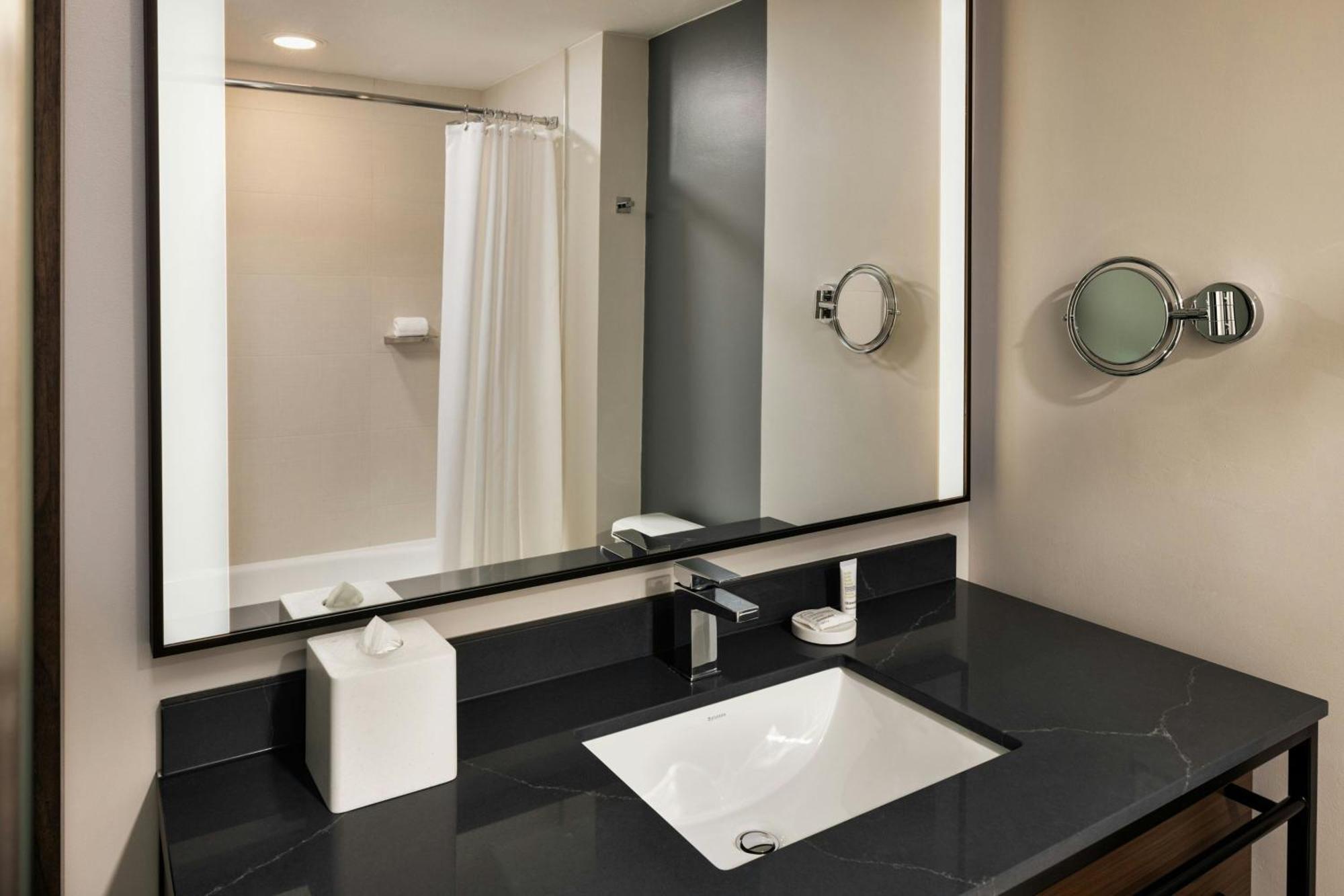 Oshkosh Marriott Waterfront Hotel & Convention Center Экстерьер фото
