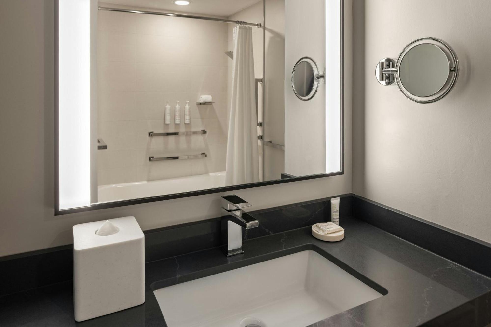 Oshkosh Marriott Waterfront Hotel & Convention Center Экстерьер фото